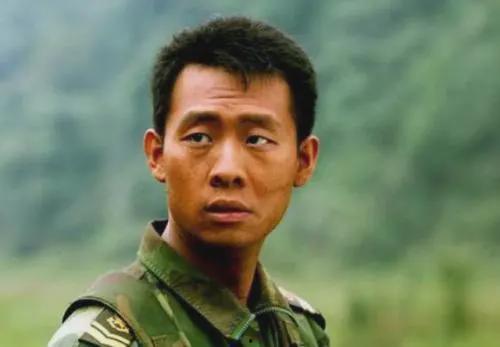男明星对象军人的,男明星化身英勇军人，演绎铁血豪情