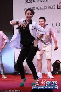 明星扭屁股热舞